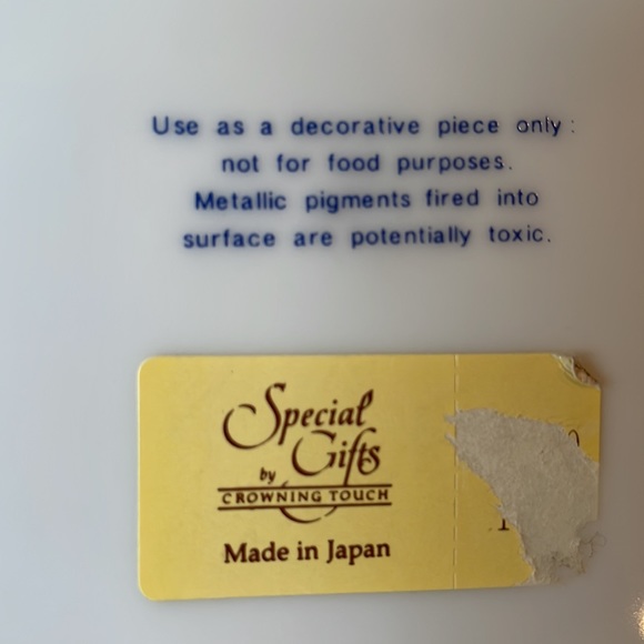 Pretty 8” Gray Cat Display Plate with Gold and Blue Rim - Picture 4 of 6